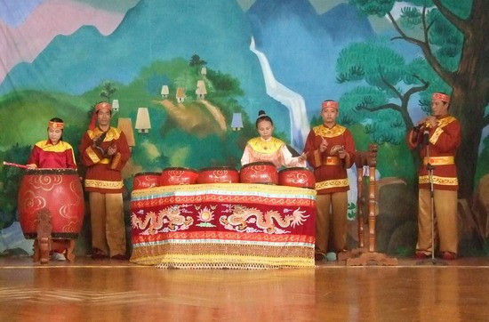 Biểu diễn trống trận Tây Sơn tại Bảo tàng Quang Trung. Ảnh: VĂN LƯU