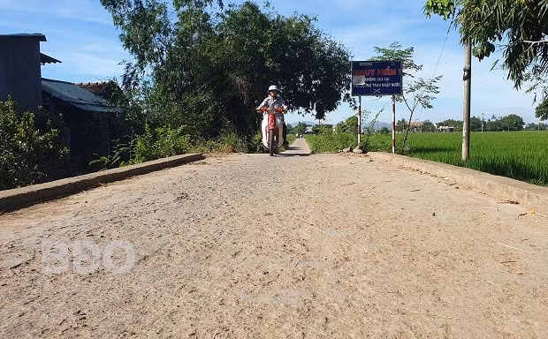 Cầu Ông Chày được xây dựng cách đây gần 30 năm, hiện xuống cấp nặng.