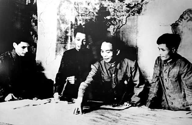 Bộ Tổng tư lệnh họp bàn kế hoạch, phương án tiêu diệt tập đoàn cứ điểm Điên Biên Phủ, đầu năm 1954. ẢNH tư liệu Bộ Tổng tư lệnh họp bàn kế hoạch, phương án tiêu diệt tập đoàn cứ điểm Điên Biên Phủ, đầu năm 1954. ẢNH tư liệu
