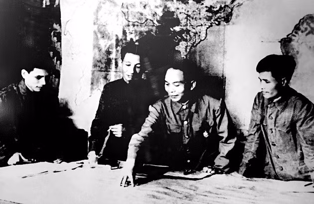 Bộ Tổng tư lệnh họp bàn kế hoạch, phương án tiêu diệt tập đoàn cứ điểm Điên Biên Phủ, đầu năm 1954. ẢNH tư liệu