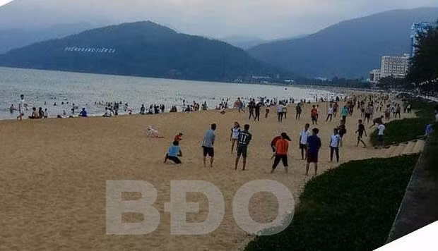 Bãi biển Quy Nhơn, từ eo Nín Thở nhìn về Ghềnh Ráng