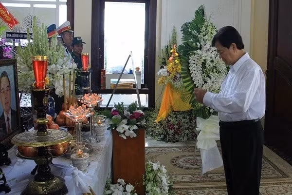 Nguyên Thủ tướng Nguyễn Tấn Dũng thắp nhang viếng cố Thủ tướng Phan Văn Khải. Ảnh: G.A