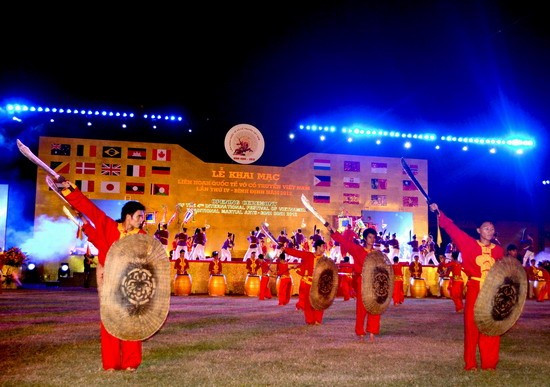 Biểu diễn Võ cổ truyền Bình Định trong Liên hoan Quốc tế Võ cổ truyền Việt Nam lần thứ IV- Bình Định 2012.