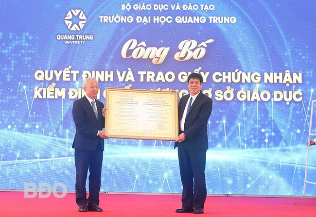 Trường ĐH Quang Trung nhận giấy chứng nhận kiểm định chất lượng cơ sở giáo dục từ Bộ GD&ĐT. Ảnh: HỒ ĐIỂM Trường ĐH Quang Trung nhận giấy chứng nhận kiểm định chất lượng cơ sở giáo dục từ Bộ GD&ĐT. Ảnh: HỒ ĐIỂM