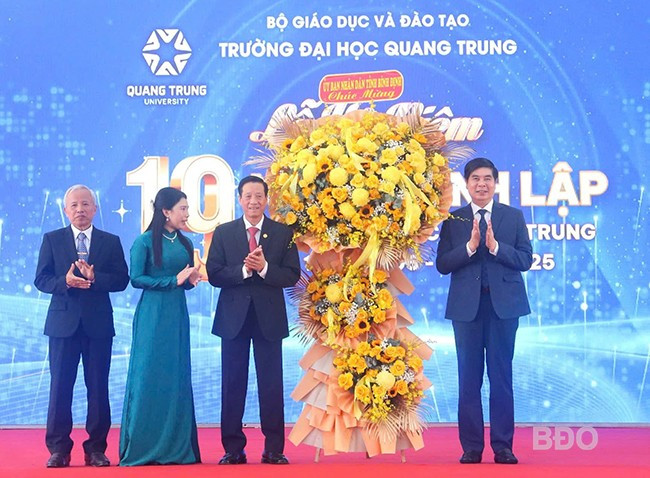 Lãnh đạo tỉnh tặng hoa chúc mừng Trường ĐH Quang Trung. Ảnh: HỒ ĐIỂM Lãnh đạo tỉnh tặng hoa chúc mừng Trường ĐH Quang Trung. Ảnh: HỒ ĐIỂM