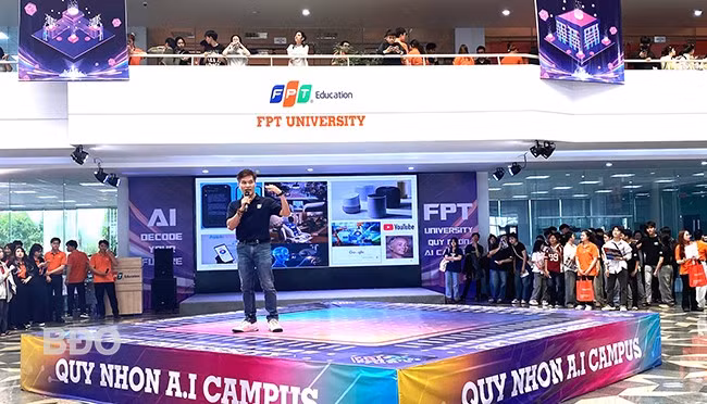 Đại diện Trung tâm Trí tuệ nhân tạo Quy Nhơn chia sẻ với học sinh về chủ đề Giải mã tương lai cùng AI. Ảnh: M.H Đại diện Trung tâm Trí tuệ nhân tạo Quy Nhơn chia sẻ với học sinh về chủ đề Giải mã tương lai cùng AI. Ảnh: M.H