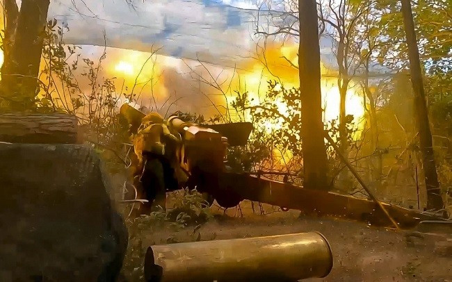 Nga nã pháo về phía Ukraine. Ảnh: Bộ Quốc phòng Nga.