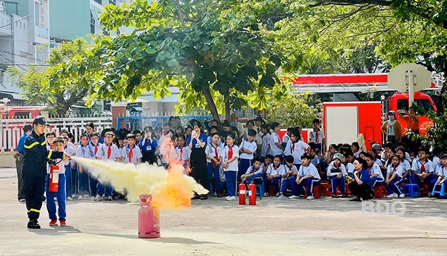 Học sinh thực hành sử dụng bình chữa cháy. Ảnh: D.N