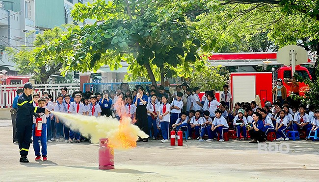 Học sinh thực hành sử dụng bình chữa cháy. Ảnh: D.N Học sinh thực hành sử dụng bình chữa cháy. Ảnh: D.N