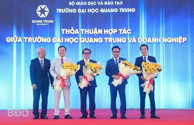 Trường ĐH Quang Trung trao, nhận biên bản ghi nhớ và tặng hoa chúc mừng các DN, đối tác. Ảnh: HỒ ĐIỂM Trường ĐH Quang Trung trao, nhận biên bản ghi nhớ và tặng hoa chúc mừng các DN, đối tác. Ảnh: HỒ ĐIỂM