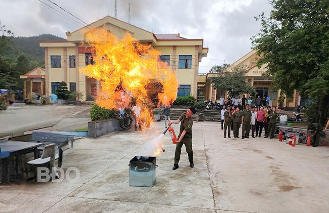 Học viên thực hành sử dụng bình chữa cháy dập tắt đám cháy. Ảnh: Văn Tố Học viên thực hành sử dụng bình chữa cháy dập tắt đám cháy. Ảnh: Văn Tố