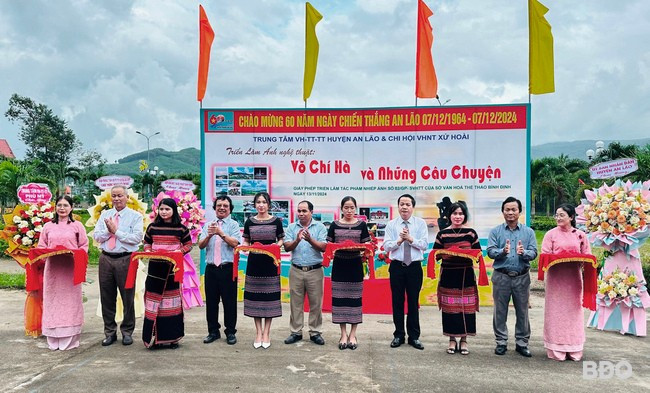 Đại biểu cắt băng khai mạc triển lãm ảnh nghệ thuật. Ảnh: Duy Đăng Đại biểu cắt băng khai mạc triển lãm ảnh nghệ thuật. Ảnh: Duy Đăng