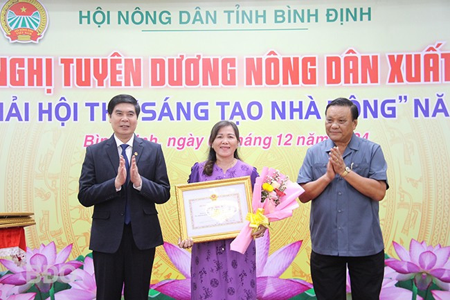 Phó Bí thư Thường trực Tỉnh ủy Lê Kim Toàn (bên phải) tặng hoa chúc mừng và Phó Chủ tịch UBND tỉnh Lâm Hải Giang (bên trái) trao bằng khen của Chủ tịch UBND tỉnh cho bà Mai Thị Hương, hội viên nông dân thôn Lý Hòa, xã Nhơn Lý (TP Quy Nhơn), vì có thành tích xuất sắc trong phong trào thi đua Nông dân sản xuất kinh doanh giỏi giai đoạn 2021 - 2023. Ảnh: TRỌNG LỢI Phó Bí thư Thường trực Tỉnh ủy Lê Kim Toàn (bên phải) tặng hoa chúc mừng và Phó Chủ tịch UBND tỉnh Lâm Hải Giang (bên trái) trao bằng khen của Chủ tịch UBND tỉnh cho bà Mai Thị Hương, hội viên nông dân thôn Lý Hòa, xã Nhơn Lý (TP Quy Nhơn), vì có thành tích xuất sắc trong phong trào thi đua Nông dân sản xuất kinh doanh giỏi giai đoạn 2021 - 2023. Ảnh: TRỌNG LỢI