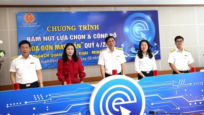 Hội đồng giám sát Chương trình hóa đơn may mắn của tỉnh bấm nút chọn ngẫu nhiên. Ảnh: T.SỸ Hội đồng giám sát Chương trình hóa đơn may mắn của tỉnh bấm nút chọn ngẫu nhiên. Ảnh: T.SỸ