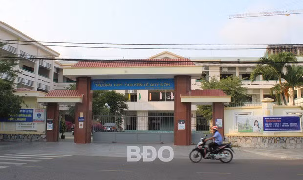 Trường THPT chuyên Lê Quý Đôn (TP Quy Nhơn) được doanh nhân Huỳnh Uy Dũng tài trợ xây dựng.
