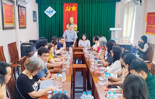 Buổi giao lưu, gặp mặt giữa các văn nghệ sĩ Hội VNHT tỉnh Bình Định và Gia Lai. Ảnh: PHI NGUYỄN