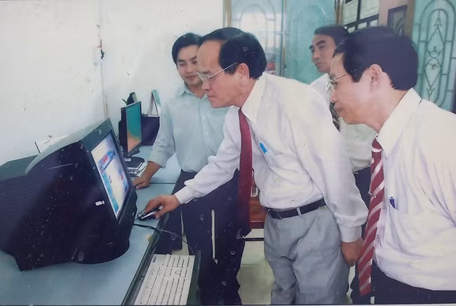 Nguyên Chủ tịch UBND tỉnh Nguyễn Văn Thiện thăm Báo Bình Định năm 2009. Nguyên Chủ tịch UBND tỉnh Nguyễn Văn Thiện thăm Báo Bình Định năm 2009.