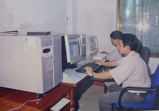 Kỹ thuật viên Trần Anh Túc và nhà báo Huỳnh Thúc Giáp (phụ trách Báo Bình Định điện tử) trong những ngày đầu báo hoạt động. Kỹ thuật viên Trần Anh Túc và nhà báo Huỳnh Thúc Giáp (phụ trách Báo Bình Định điện tử) trong những ngày đầu báo hoạt động.