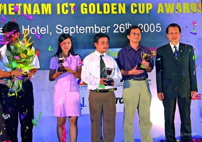 Đại diện Báo Bình Định (đứng giữa) nhận Cúp Bạc trong lĩnh vực "Báo điện tử - Trang thông tin điện tử xuất sắc nhất" trong đêm trao giải vào năm 2005 tại Hà Nội.