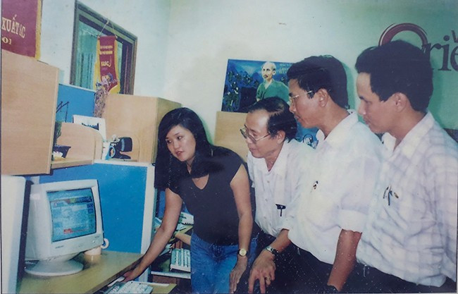 Nhà báo Trần Trung Kiên, nguyên Tổng Biên tập Báo Bình Định (thứ hai, từ trái sang) nghe nhà báo Thu Uyên (Báo VietNamnet) trình bày về loại hình báo điện tử để chuẩn bị xây dựng Báo Bình Định điện tử.