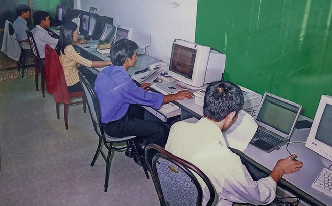 Biên tập viên, phóng viên, kỹ thuật viên Báo Bình Định điện tử năm 2003.