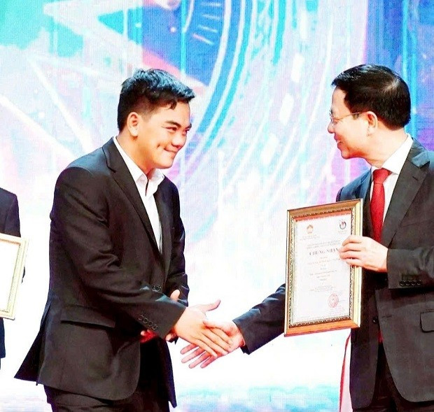 Nhà báo Bắc Bình (Báo Thanh Niên) bên trái nhận giải C - Giải Báo chí phòng chống tham nhũng năm 2021 của Ủy ban Trung ương MTTQ Việt Nam. Nhà báo Bắc Bình (Báo Thanh Niên) bên trái nhận giải C - Giải Báo chí phòng chống tham nhũng năm 2021 của Ủy ban Trung ương MTTQ Việt Nam.