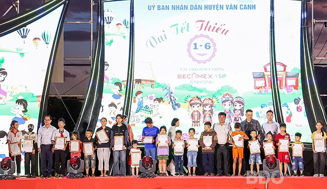 Thiếu nhi Vân Canh phấn khởi nhận quà và thư động viên từ lãnh đạo huyện và Công ty CP Becamex Bình Định. Ảnh: NGUYỄN DŨNG Thiếu nhi Vân Canh phấn khởi nhận quà và thư động viên từ lãnh đạo huyện và Công ty CP Becamex Bình Định. Ảnh: NGUYỄN DŨNG