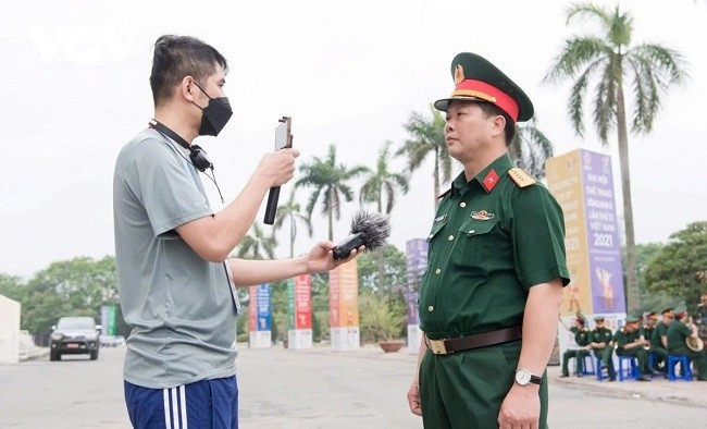 Nhà báo Ngô Đức - Ban Văn hóa - Xã hội và Dân tộc, Đài TNVN trong một lần tác nghiệp. Nhà báo Ngô Đức - Ban Văn hóa - Xã hội và Dân tộc, Đài TNVN trong một lần tác nghiệp.