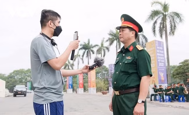 Nhà báo Ngô Đức - Ban Văn hóa - Xã hội và Dân tộc, Đài TNVN trong một lần tác nghiệp.