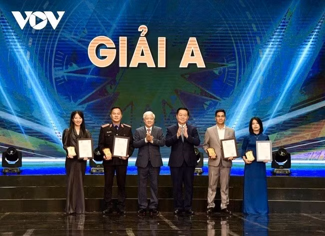 Trao giải cho các tác giả đoạt giải A Giải báo chí toàn quốc phòng, chống tham nhũng, tiêu cực lần thứ 4 năm 2022-2023.