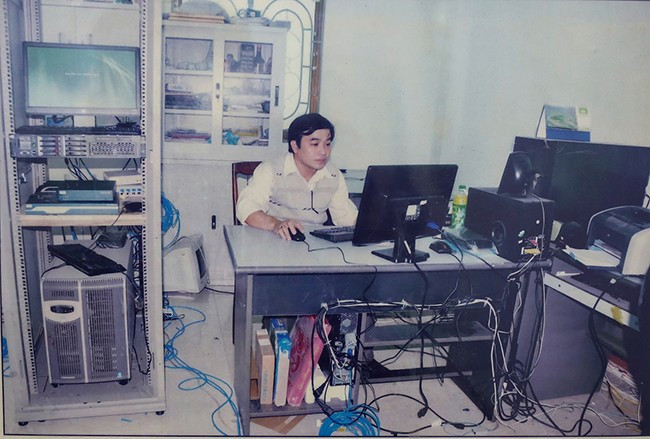 Kỹ thuật viên phòng máy Trần Anh Túc năm 2003.