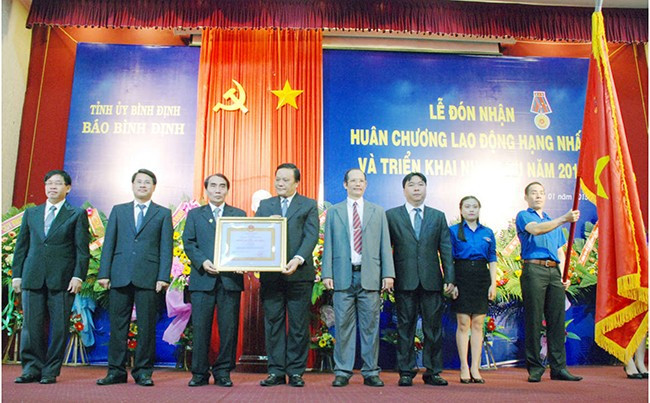 Báo Bình Định đón nhận Huân chương Lao động hạng Nhất. Ảnh Tư liệu