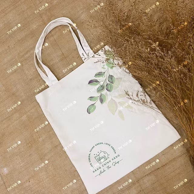 Túi vải bố cũng là phụ kiện thời trang yêu thích của giới trẻ