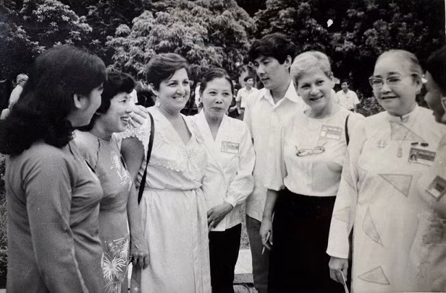 Nữ anh hùng Nguyễn Thị Định trò chuyện với Yolanda Ferrer và Tania Maceira (phó trưởng Ban Đối ngoại Trung ương Đảng Cộng sản Cuba và sau này là đại sứ Cuba tại Việt Nam) trong Đại hội VII Đảng Cộng sản Việt Nam vào năm 1991.
