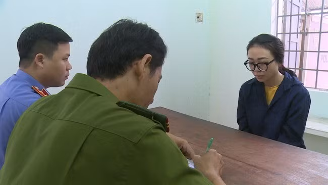 Hà Mộng Uyên tại cơ quan CA. Ảnh: N.G