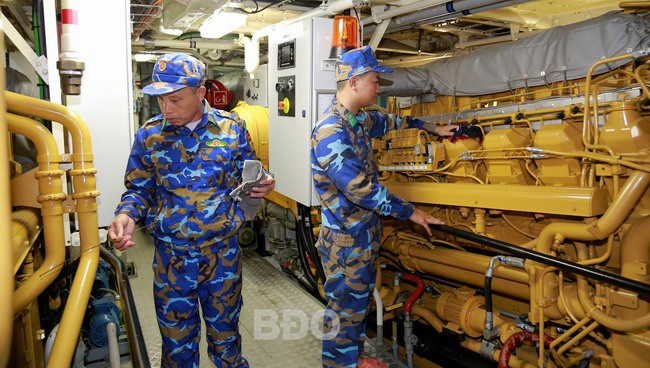 Nhân viên kỹ thuật bảo quản, bảo dưỡng máy chính tàu BP 48-19-01. Ảnh: H.P Nhân viên kỹ thuật bảo quản, bảo dưỡng máy chính tàu BP 48-19-01. Ảnh: H.P