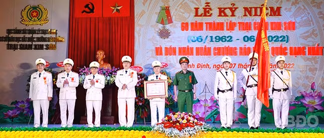 Trại giam Kim Sơn đón nhận Huân chương Bảo vệ Tổ quốc hạng nhất.