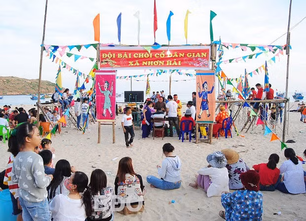 Hội bài chòi cổ năm nay được xã Nhơn Hải tổ chức tại bãi biển, dù thời tiết se lạnh, nhưng vân thu hút rất đông người dân và du khách tham gia.