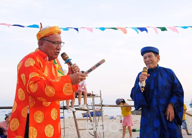 Sự góp mặt của ông Nguyễn Dư (áo đỏ) và ông Đỗ Thanh Liêm (áo xanh) với lối diễn dí dởm, hài hước đã tạo không khí vui tươi tại hội bài chòi Nhơn Hải.