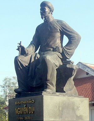 Tượng đại thi hào Nguyễn Du ở khu di tích quốc gia đặc biệt Nguyễn Du