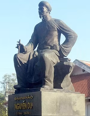 Tượng đại thi hào Nguyễn Du ở khu di tích quốc gia đặc biệt Nguyễn Du