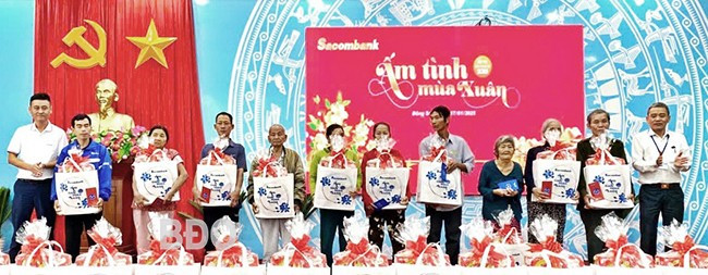 Các hộ khó khăn nhận quà tại chương trình. Ảnh: DIỆP BẢO SƯƠNG Các hộ khó khăn nhận quà tại chương trình. Ảnh: DIỆP BẢO SƯƠNG