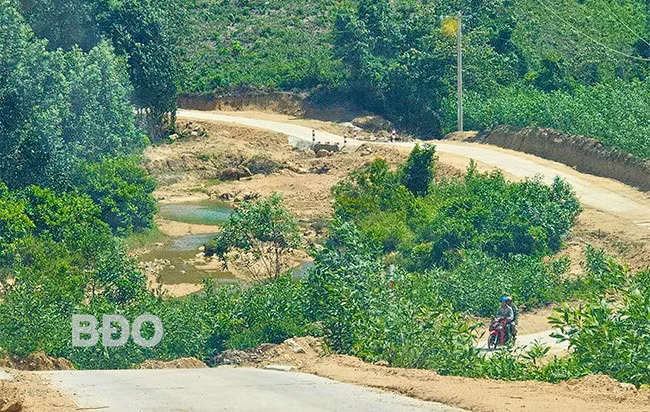 Con đường mới được xây dựng bê tông hóa từ thôn 4, xã Đa Lộc, huyện Đồng Xuân (Phú Yên) tới làng Canh Giao. Ảnh: HẢI YẾN