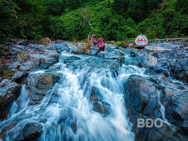Suối Kà Te (còn gọi là suối Đá) nằm giữa làng Hà Văn Trên và làng Kà Te, xã Canh Thuận (huyện Vân Canh) là điểm đến “trốn nóng” giải nhiệt mùa hè lý tưởng. Ảnh: DŨNG NHÂN