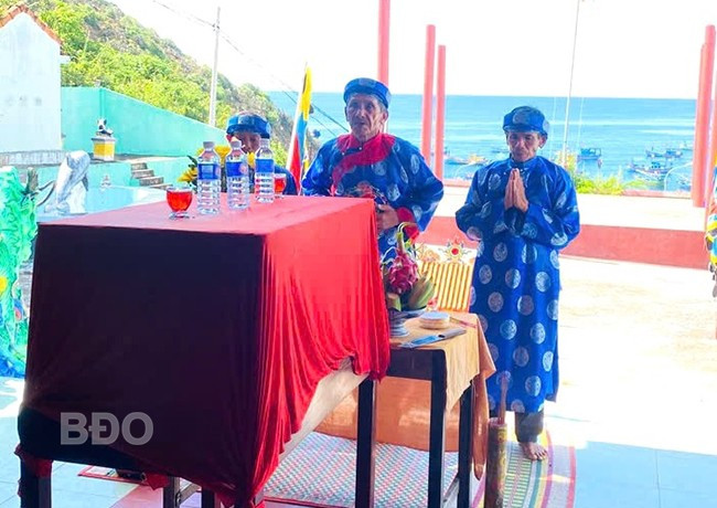 Ban vạn Lăng ông Nam Hải Vạn Xương Lý thực hiện các thủ tục chôn cất “cô kiềm” vào sáng 25.5. Ảnh: K.N