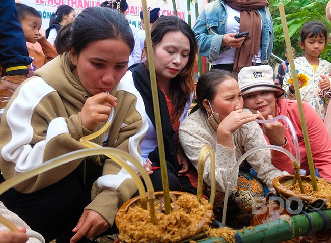 Hương vị rượu cần ở Vân Canh cũng hấp dẫn với du khách. Ảnh: ĐOAN NGỌC