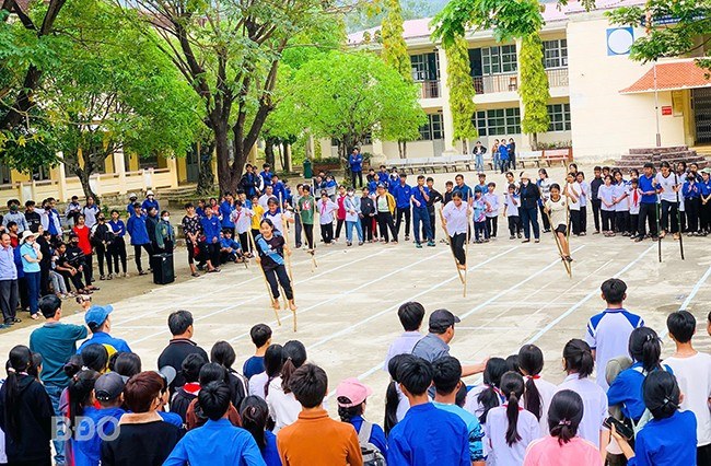 Hoạt động thi đấu các môn thể thao dân tộc thu hút đông đảo học sinh tham gia. Ảnh: NTCC