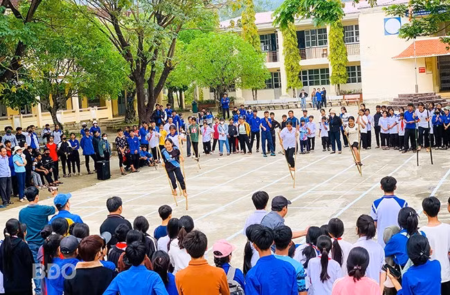 Hoạt động thi đấu các môn thể thao dân tộc thu hút đông đảo học sinh tham gia. Ảnh: NTCC