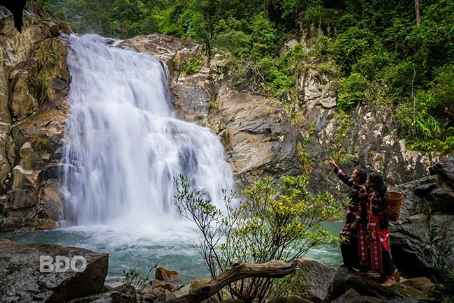 Thác Hà Dớ, ở xã Canh Liên (huyện Vân Canh) mang vẻ đẹp nguyên sơ như dải lụa trắng vắt qua lưng chừng vùng sơn cước. Ảnh: DŨNG NHÂN