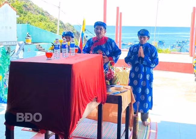 Ban vạn Lăng ông Nam Hải Vạn Xương Lý thực hiện các thủ tục chôn cất “cô kiềm” vào sáng 25.5. Ảnh: K.N